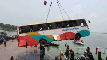 দৌলতদিয়ায় ফেরি থেকে পড়ে যাওয়া বাস উদ্ধার, হাসপাতালে ভর্তি চালক-সহকারী