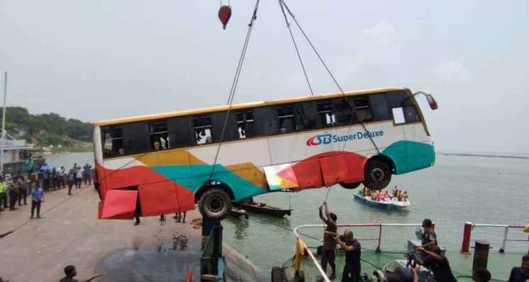দৌলতদিয়ায় ফেরি থেকে পড়ে যাওয়া বাস উদ্ধার, হাসপাতালে ভর্তি চালক-সহকারী