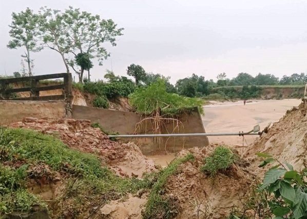 ঢলে ধ্বসে পড়েছে লস্করপুর-কাপাই চা বাগানের সংযোগ সড়ক সেতু