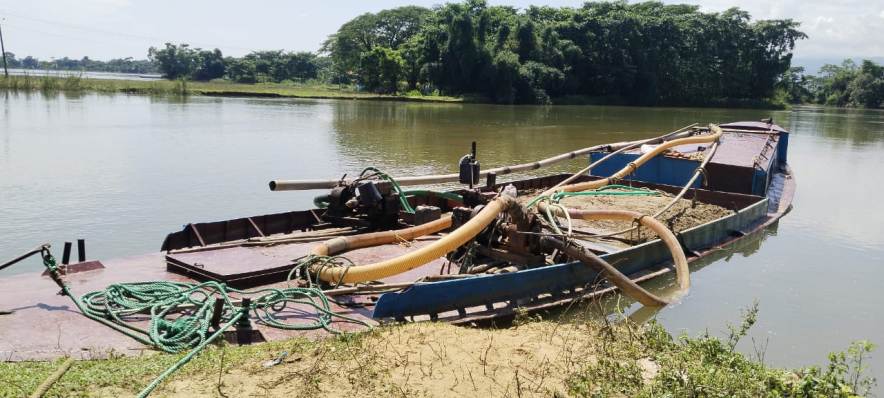 জৈন্তাপুরে ২টি ড্রেজার মেশিন সহ আটক ৩