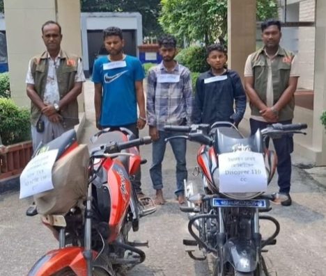 জয়পুরহাটে ২টি চোরাই মোটরসাইকেলসহ চোর চক্রের ৩ সদস্য আটক