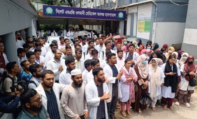 দ্বিতীয় দিনেও ওসমানী মেডিকেলে ইন্টার্ন চিকিৎসদের কর্মবিরতি পালন