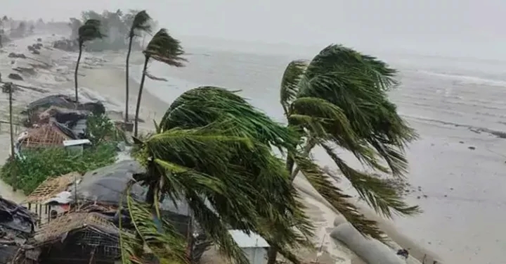 দেশের ১৪ অঞ্চলে ঝড়ের সতর্কতা
