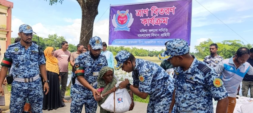 কমলগঞ্জে বন্যা কবলিত এলাকায় বিমান বাহিনীর ত্রাণ বিতরণ