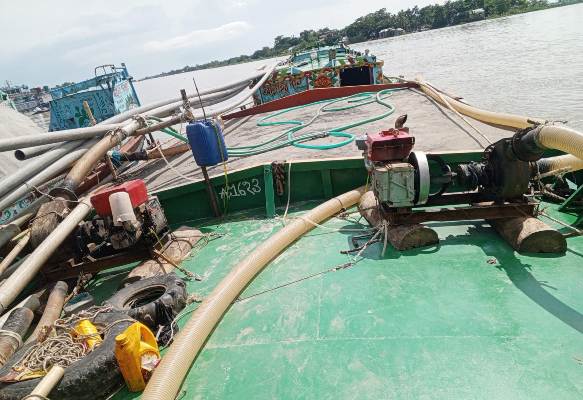 জামালগঞ্জের সুরমায় দুটি ড্রেজার সহ বালি বোঝাই ট্রলার জব্দ, গ্রেপ্তার ২