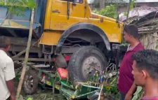 ডোমারে ট্রাকচাপায় মা ও দুই সন্তানসহ নিহত ৪
