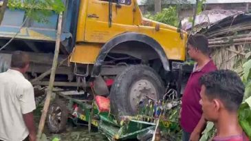 ডোমারে ট্রাকচাপায় মা ও দুই সন্তানসহ নিহত ৪