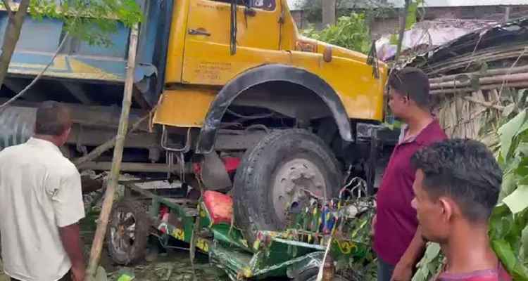 ডোমারে ট্রাকচাপায় মা ও দুই সন্তানসহ নিহত ৪