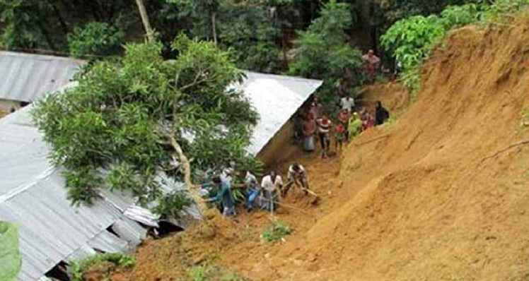 কক্সবাজারে পাহাড়ধসে নারী ও শিশুসহ ১২ জনের মৃত্যু, আতঙ্কে লাখো মানুষ