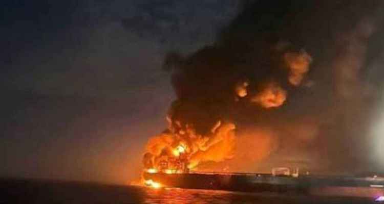 যুক্তরাষ্ট্র-ইরান পাল্টাপাল্টি হামলা অব্যাহত, হরমুজে তেলের ট্যাংকারে আগুন