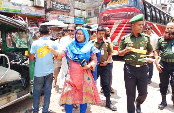 ঈশ্বরগঞ্জে ‘অকারণে হর্ন নয়, ধৈর্য্য রাখুন’ কর্মসূচির উদ্বোধন, স্টিকার বিতরণ