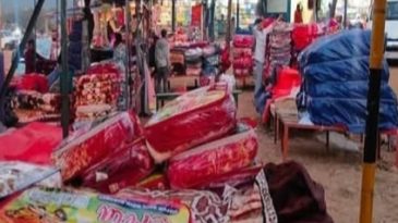 জাফলংয়ে ভারতীয় পণ্যে সয়লাব, কিনে সড়কে আটক হয়ে ভোগান্তিতে পর্যটকরা