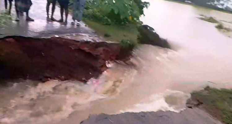জগন্নাথপুরে কুশিয়ারা নদীর পানির তোড়ে সড়ক ভেঙে যোগাযোগ বিচ্ছিন্ন