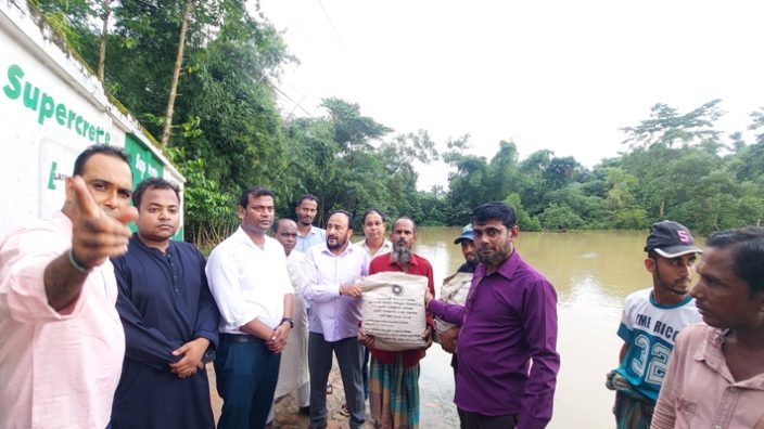 কমলগঞ্জে বন্যার্তদের পাশে মুজিবুর রহমান চৌধুরী এমপি