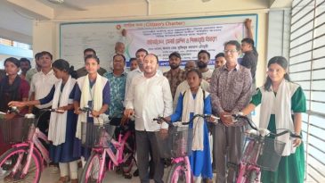 কমলগঞ্জে ক্ষুদ্র নৃ-গোষ্ঠীর মাঝে সেলাই মেশিন, বাইসাইকেল ও উপবৃত্তি বিতরণ