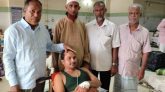অসুস্থ ফটো সাংবাদিক আব্দুল খালিকের শয্যাপাশে সিলেট জেলা রিক্সা শ্রমিক ইউনিয়নের নেতৃবৃন্দ