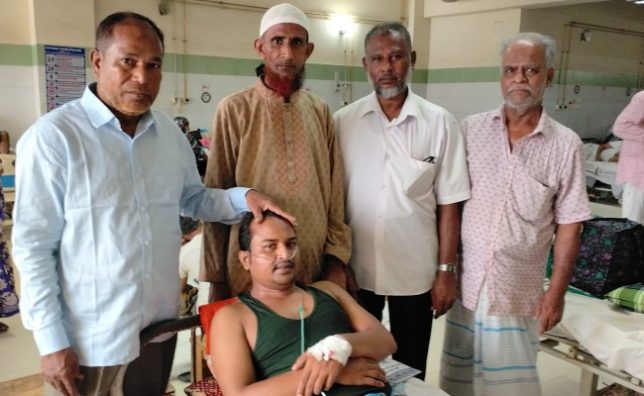 অসুস্থ ফটো সাংবাদিক আব্দুল খালিকের শয্যাপাশে সিলেট জেলা রিক্সা শ্রমিক ইউনিয়নের নেতৃবৃন্দ