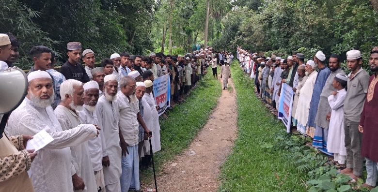 লালাবাজারে কবরস্থানের ওপর দিয়ে রাস্তা নির্মাণের প্রতিবাদে মানববন্ধন