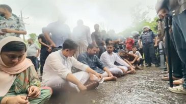 বৃষ্টির মধ্যেই রাস্তায় বসে অবস্থান এনসিপি নেতাকর্মীদের