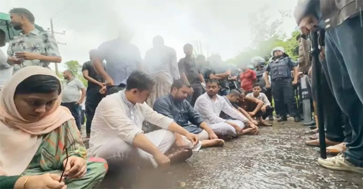 বৃষ্টির মধ্যেই রাস্তায় বসে অবস্থান এনসিপি নেতাকর্মীদের