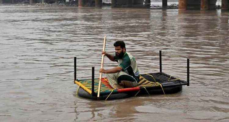 পাকিস্তানে ভারী বৃষ্টিতে ছাদ ধসে নারীসহ ১০ জনের মৃত্যু