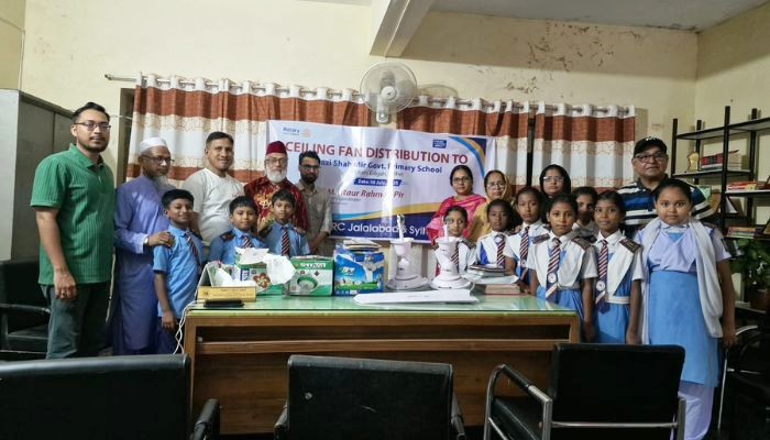 রোটারি ক্লাবের উদ্যোগে বিদ্যালয়ে সিলিং ফ্যান প্রদান