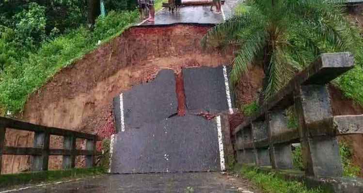 সেতু ধসে পড়ে বান্দরবান-রাঙামাটি সড়ক যোগাযোগ বিচ্ছিন্ন