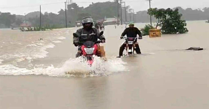 ঢলের পানিতে তলিয়ে গেছে সুনামগঞ্জ-তাহিরপুর সড়ক