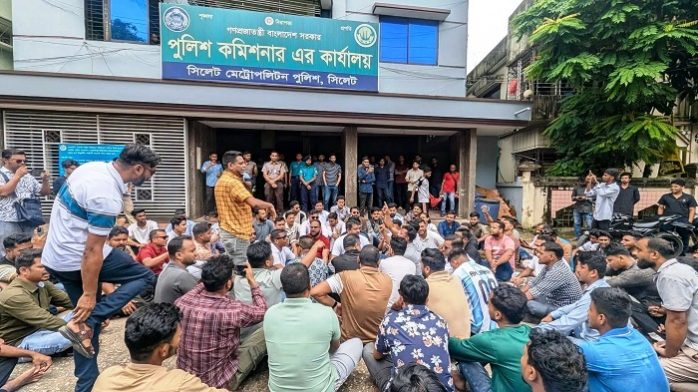 সিলেটে নিষিদ্ধ ছাত্রলীগের তৎপরতা বন্ধের দাবিতে এসএমপি কার্যালয়ের সামনে ছাত্রদলের অবস্থান
