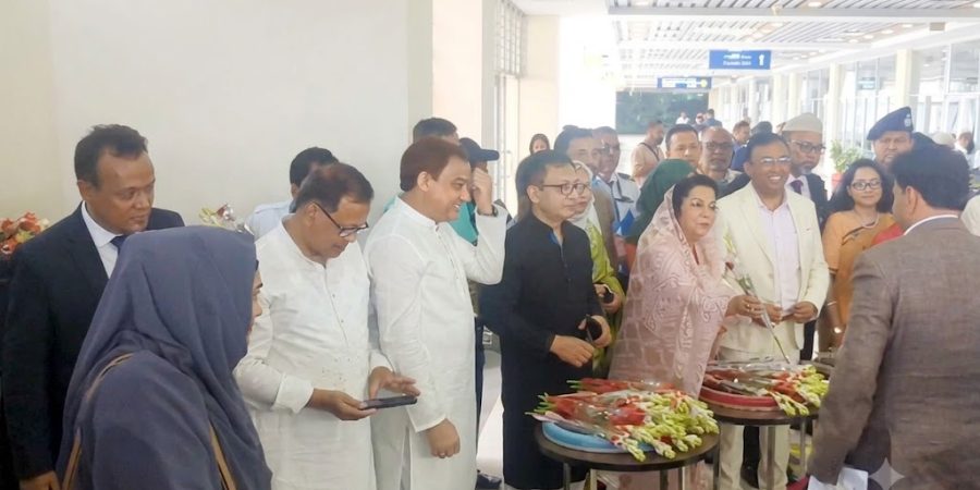 সিলেট-ম্যানচেস্টার ফ্লাইট চালু, যাত্রীদের দুই মন্ত্রী ও উপদেষ্টার ফুল দিয়ে বরণ