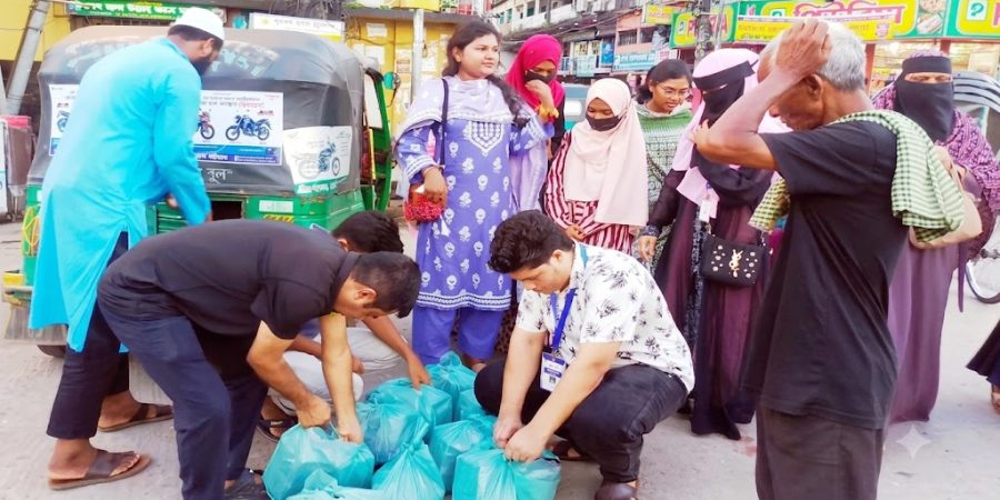 ‘ইউথহাব সিলেট’র উদ্যোগে অসহায়দের মধ্যে খাবার বিতরণ