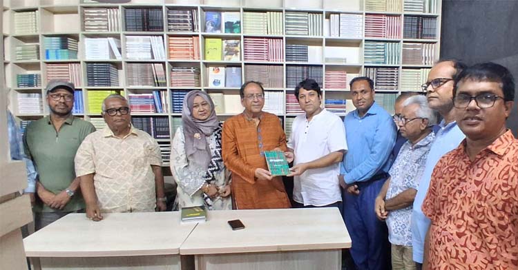 অভ্র প্রকাশনে বিচারপতি খিজির আহমেদ চৌধুরী : বই মানুষকে শুধু জ্ঞানী নয়, মানবিকও করে তোলে
