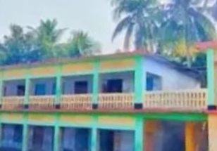 বিদ্যালয়ের বাথরুম থেকে হাত-পা বাঁধা অবস্থায় নবম শ্রেণির ছাত্রী উদ্ধার
