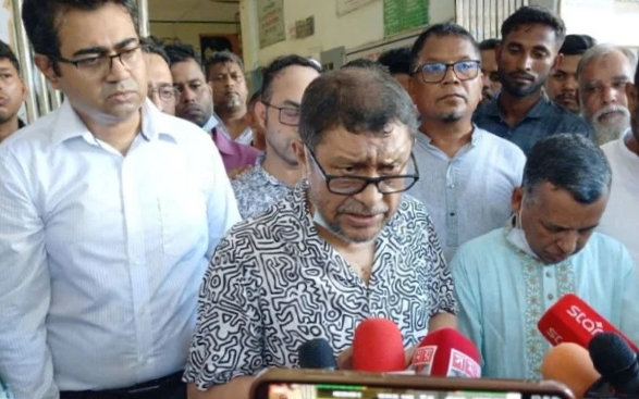 হবিগঞ্জে স্বাস্থ্যমন্ত্রীর ঝটিকা পরিদর্শন : চিকিৎসক বরখাস্তের নির্দেশ