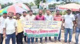 দৈনিক ৫০০ টাকা মজুরির দাবিতে কমলগঞ্জে চা-শ্রমিকদের মানববন্ধন