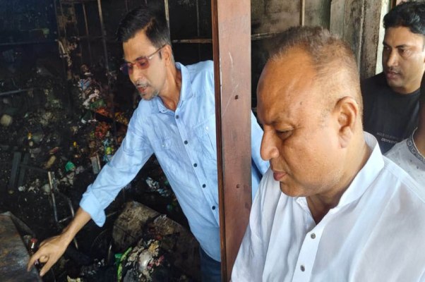 গোলাপগঞ্জে আগুনে সর্বস্বান্ত ব্যবসায়ীদের পাশে এমপি এমরান চৌধুরী