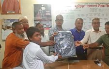পত্নীতলায় দুদকের অর্থায়নে শিক্ষা উপকরণ বিতরণ