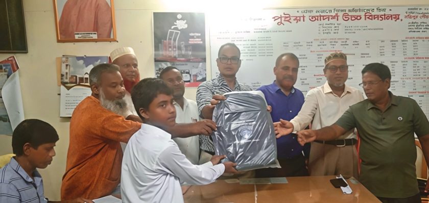 পত্নীতলায় দুদকের অর্থায়নে শিক্ষা উপকরণ বিতরণ