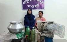 পত্নীতলায় চোলাইমদসহ মহিলা আটক