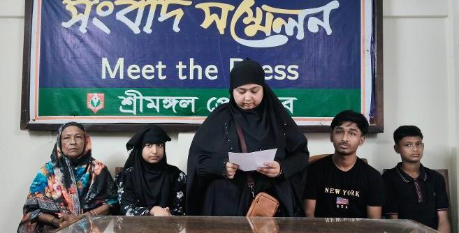 সিলেট ওসমানী আন্তর্জাতিক বিমানবন্দরের সহকারী নিরাপত্তা কর্মকর্তা মো. আরিফুল্লাহ জেলিন (২৬) নিখোঁজের প্রায় তিন সপ্তাহ পর তাঁর সন্ধান দাবিতে সংবাদ সম্মেলন করেছে পরিবার।  শনিবার (১ আগস্ট) সিলেটে আয়োজিত এ সংবাদ সম্মেলনে জেলিনের মা ফরিদা ইয়াসমীন অভিযোগ করেন, নিখোঁজের সময় নিয়ে থানায় দায়ের করা সাধারণ ডায়েরির (জিডি) তথ্যের সঙ্গে তাঁর জানা ঘটনার অসঙ্গতি রয়েছে। তিনি বিষয়টি গভীরভাবে তদন্তের দাবি জানান।  সংবাদ সম্মেলনে জেলিনের মা ফরিদা ইয়াসমীনসহ পরিবারের সদস্যরা আইন-শৃঙ্খলা রক্ষাকারী বাহিনী, বিমানবন্দর কর্তৃপক্ষ এবং সরকারের সংশ্লিষ্ট মহলের প্রতি ছেলেকে দ্রুত ও জীবিত উদ্ধারের জোর দাবি জানিয়ে বলেন, গত ৮ জুলাই ২০২৬ তারিখে সিলেটের এয়ারপোর্ট থানাধীন খাদিমনগর ইউনিয়নের বিমানবন্দর আবাসিক এলাকার জি-টাইপ কোয়ার্টার থেকে আরিফুল্লাহ জেলিন নিখোঁজ হন। এরপর সম্ভাব্য সব স্থানে খোঁজাখুঁজি করেও তাঁর কোনো সন্ধান পাওয়া যায়নি।  পরিবার জানায়, তারা ঠাকুরগাঁও থেকে সিলেটে পৌঁছানোর আগেই জেলিনের সহকর্মী ও বন্ধু পরিচয়ে ধনঞ্জয় কুণ্ডু (পিয়াস) এয়ারপোর্ট থানায় একটি সাধারণ ডায়েরি (জিডি) করেন। জিডির ট্র্যাকিং নম্বর W703Z3 এবং জিডি নম্বর ৪২৭, যা ৯ জুলাই ২০২৬ তারিখে নথিভুক্ত হয়।  সংবাদ সম্মেলনে জেলিনের মা ফরিদা ইয়াসমীন বলেন, “আমার ছেলে যেদিন নিখোঁজ হয়, সেদিন বিকেল সাড়ে ৫টা পর্যন্ত তার সঙ্গে আমার ভিডিও কলে কথা হয়েছে। তখন সে তার বিমানবন্দর আবাসিক কোয়ার্টারেই ছিল। কিন্তু জিডিতে উল্লেখ করা হয়েছে, ৮ জুলাই বিকেল ৩টা ৪৫ মিনিট থেকে রাত ১১টার মধ্যে কোনো এক সময় সে নিখোঁজ হয়েছে। আমার সঙ্গে যখন বিকেল সাড়ে ৫টা পর্যন্ত কথা হয়েছে, তখন বিকেল ৩টা ৪৫ মিনিট থেকে নিখোঁজ হওয়ার কথা কীভাবে বলা হলো—এ প্রশ্নের উত্তর আমরা এখনো পাইনি।”  তিনি আরও বলেন, “এই তথ্যগত অসঙ্গতির কারণে আমার সন্দেহ হচ্ছে, আমার ছেলের নিখোঁজ হওয়ার বিষয়ে কেউ প্রকৃত ঘটনা জানেন, কিন্তু তা গোপন করা হচ্ছে। এ কারণে আমি সংশ্লিষ্ট তদন্তকারী সংস্থার কাছে অনুরোধ করছি, ওই সময়ে আমার ছেলের সঙ্গে যোগাযোগে থাকা ব্যক্তিদের, বিশেষ করে যিনি জিডি করেছেন, তাঁর বক্তব্যসহ সব তথ্য গুরুত্বের সঙ্গে যাচাই করে ঘটনার প্রকৃত রহস্য উদঘাটন করা হোক।”  লিখিত বক্তব্যে পরিবারের পক্ষ থেকে আরও দাবি করা হয়, আরিফুল্লাহ জেলিনের ব্যক্তিগত জীবনে পরিচিত কোনো শত্রু ছিল না। তবে বর্তমান কর্মস্থলে কোনো সহকর্মী বা ঊর্ধ্বতন কর্মকর্তার সঙ্গে বিরোধ বা অন্য কোনো কারণে তিনি নিখোঁজ হয়ে থাকতে পারেন বলে পরিবারের সন্দেহ রয়েছে। এ বিষয়ে নিরপেক্ষ ও স্বচ্ছ তদন্তের দাবি জানানো হয়।  সংবাদ সম্মেলনে পরিবার পাঁচ দফা দাবি তুলে ধরেন। দাবিগুলোর মধ্যে রয়েছে—দ্রুত ও জীবিত অবস্থায় আরিফুল্লাহ জেলিনকে উদ্ধার, আইন-শৃঙ্খলা রক্ষাকারী বাহিনীর কার্যকর তদন্ত ও অভিযান, সিলেট ওসমানী আন্তর্জাতিক বিমানবন্দর কর্তৃপক্ষের সক্রিয় সহযোগিতা, বিষয়টি জাতীয় গণমাধ্যমে গুরুত্বের সঙ্গে প্রচার এবং ঘটনার প্রকৃত রহস্য উদঘাটন।  লিখিত বক্তব্যে জেলিনের মা বলেন, “আমরা প্রতিটি মুহূর্ত চরম উৎকণ্ঠা ও অনিশ্চয়তার মধ্যে কাটাচ্ছি। একজন মায়ের একমাত্র আকুতি—আমার সন্তানকে জীবিত অবস্থায় আমাদের কাছে ফিরিয়ে দিন।”  নিখোঁজ আরিফুল্লাহ জেলিনের বাড়ি ঠাকুরগাঁও জেলার হরিপুর উপজেলার শীতলপুর গ্রামে। তাঁর উচ্চতা প্রায় ৫ ফুট ১০ ইঞ্চি এবং ওজন আনুমানিক ৭০ কেজি।  পরিবার জানিয়েছে, কোনো ব্যক্তি তাঁর অবস্থান সম্পর্কে তথ্য জেনে থাকলে তারা ০১৭১৬-১৪৩৩৭৫ (আবুল কালাম আজাদ) অথবা ০১৭৩৬-৭৪২৭২৪ (ফরিদা ইয়াসমীন) নম্বরে যোগাযোগ করার অনুরোধ জানান।  সংবাদ সম্মেলনে পরিবারের সদস্যরা বলেন, নিখোঁজের ঘটনাটি সর্বোচ্চ গুরুত্ব দিয়ে তদন্ত করে দ্রুত আরিফুল্লাহ জেলিনকে উদ্ধারে সংশ্লিষ্ট সব সংস্থাকে কার্যকর উদ্যোগ নিতে হবে। তাঁরা ঘটনার নিরপেক্ষ তদন্ত, প্রকৃত ঘটনা উদঘাটন এবং জেলিনকে দ্রুত জীবিত উদ্ধারে সংশ্লিষ্ট সব সংস্থার কার্যকর উদ্যোগ প্রত্যাশা করছেন।