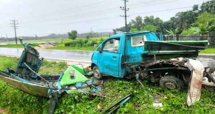 কক্সবাজারে বাসচাপায় ৪ জনের মৃত্যু