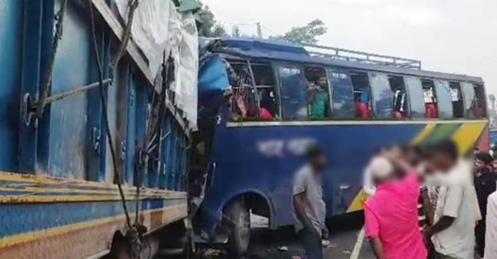 গোপালগঞ্জে বাস-ট্রাক সংঘর্ষে নিহত ৩, আহত ২৫