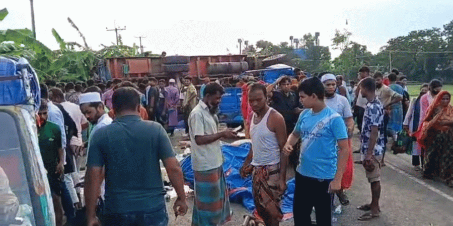 নেত্রকোনায় পিকআপ-ট্রাকের সংঘর্ষে প্রাণ গেল ৪ জনের