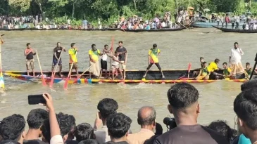 বিয়ানীবাজারে ঐতিহ্যবাহী নৌকাবাইচ অনুষ্ঠিত