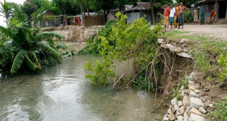 ছাতকে সুরমা নদীর ভাঙনে বিলীন স্কুল-মসজিদ, আতঙ্কে গ্রামবাসী