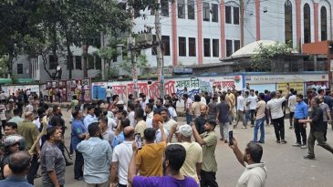 ঢাকা আলিয়া মাদ্রাসায় ছাত্রদল-ছাত্রশিবিরের মধ্যে সংঘর্ষ, আহত অর্ধ শতাধিক