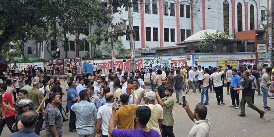 ঢাকা আলিয়া মাদ্রাসায় ছাত্রদল-ছাত্রশিবিরের মধ্যে সংঘর্ষ, আহত অর্ধ শতাধিক