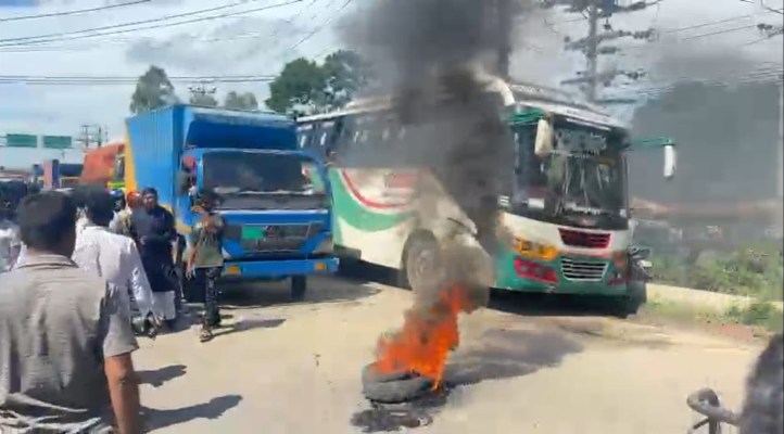 নরসিংদীতে সিএনজি পাম্পে গ্যাস সরবরাহ বন্ধ রাখায় মহাসড়ক অবরোধ