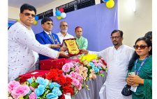 দৈনিক মাতৃজগতের ২৩তম প্রতিষ্ঠাবার্ষিকীতে সম্মাননা স্মারক পেলেন সাংবাদিক ফয়ছল কাদির