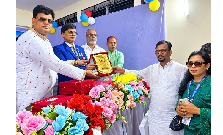 দৈনিক মাতৃজগতের ২৩তম প্রতিষ্ঠাবার্ষিকীতে সম্মাননা স্মারক পেলেন সাংবাদিক ফয়ছল কাদির